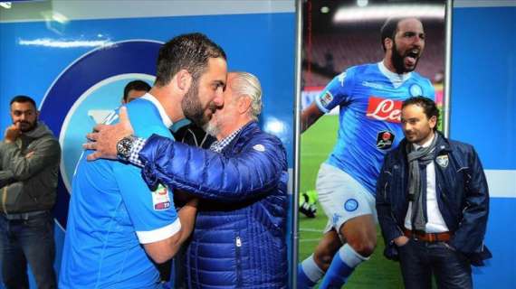 FOTO - ADL-Higuain: l'abbraccio negli spogliatoio nello scatto della Ssc Napoli