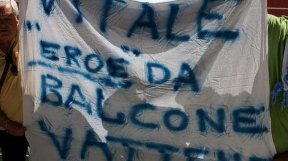 FOTO - Striscione contro Vitale, "Eroe da balcone"