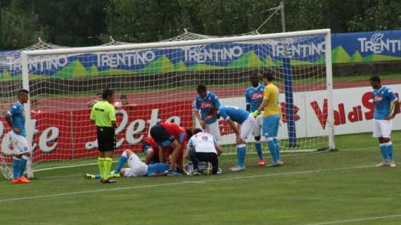 FOTO – Albiol resta a terra dopo uno scontro di gioco, lo spagnolo fuori a scopo precauzionale