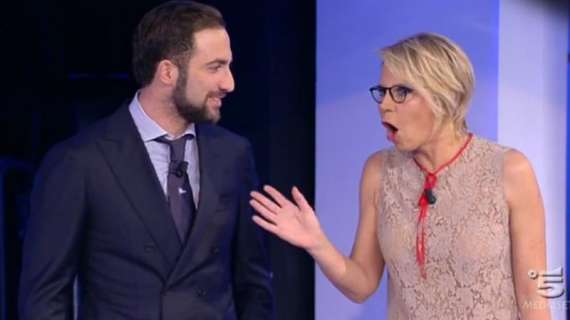 RILEGGI LIVE - Higuain si commuove a C'è Posta per Te: "Non sono io l'eroe stasera"