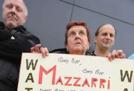 FOTO - "Lui è spazzatura": i tifosi del Watford salutano così Walter Mazzarri