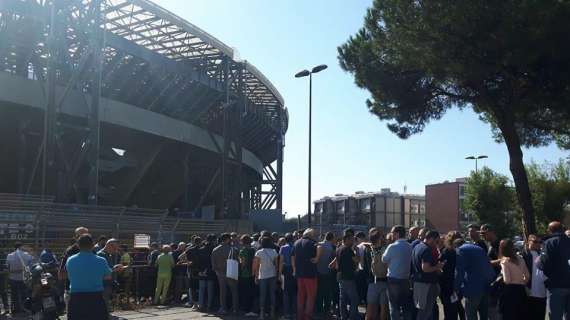 FOTO TN - Manchester City-Napoli: in centinaia in fila per il ritiro dei biglietti 