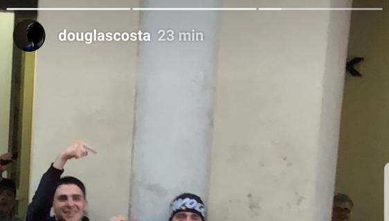 FOTO - "Napoli merda", la vergognosa storia Instagram di Douglas Costa. Ancora lezioni di stile juventino