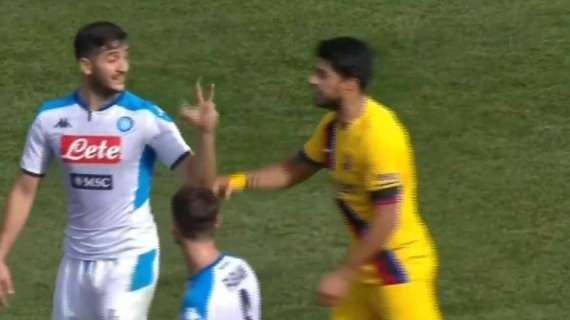 FOTO - Manolas risponde alle provocazioni di Suarez col "tre" di Roma-Barça, Roncero: "Ti voglio bene, eroe!"