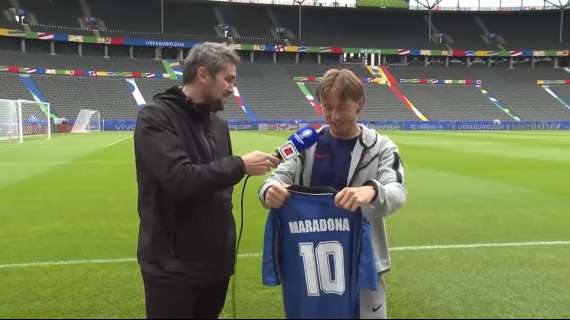 A Modric regalano la maglia di Maradona, il croato commosso: "Diego è il più grande”