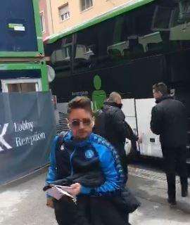 VIDEO - Il Napoli è arrivato in albergo a Salisburgo: c'è anche De Laurentiis 