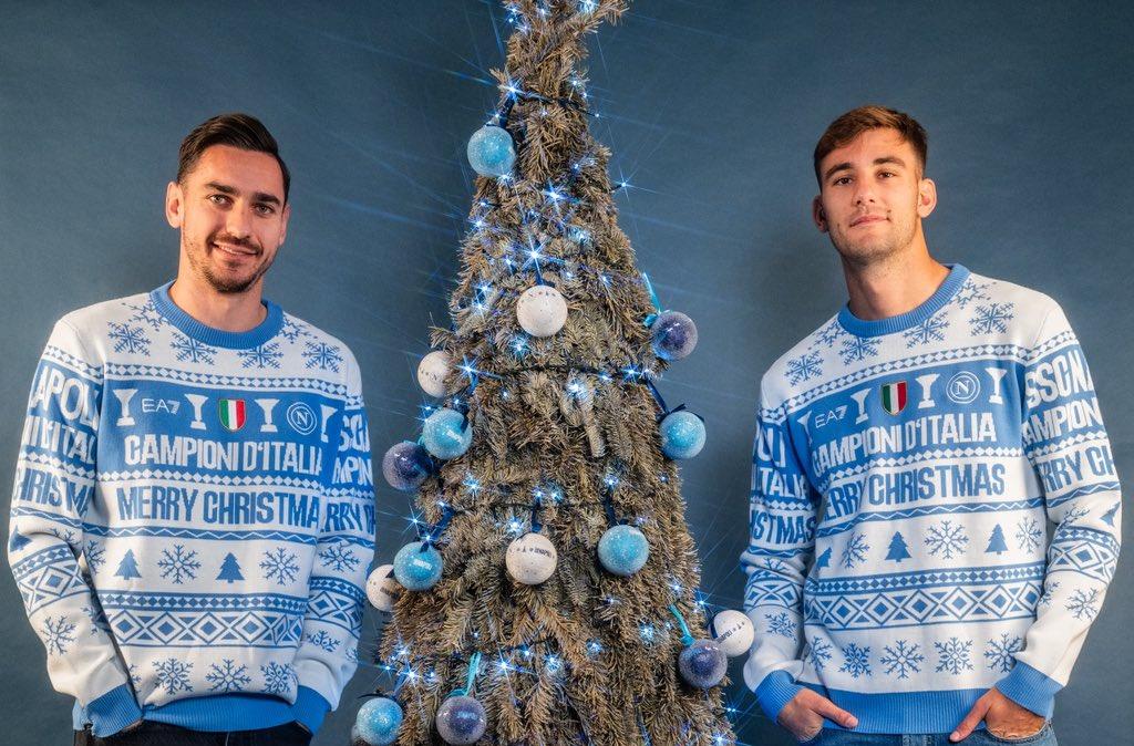 SSCNapoli presenta il Christmas Sweater 2025: il maglione con lo scudetto è da oggi in vendita 