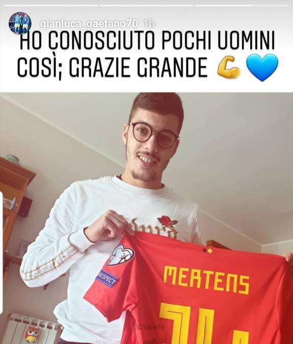 FOTO - Gaetano posa con la maglia del Belgio di Mertens: "Ho conosciuto pochi uomini così, grazie grande!"