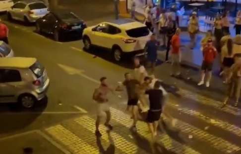 VIDEO - Che rissa a Tenerife! Gli scontri tra i tifosi di Galles e Inghilterra 