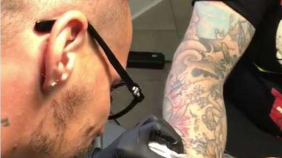 VIDEO - Hamsik tatuatore per un giorno: Marek disegna il 17 sulla pelle di Enzo Brandi