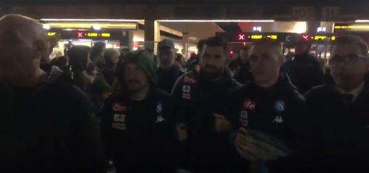 VIDEO - Il Napoli è arrivato a Firenze, anche alcuni tifosi accolgono gli azzurri alla stazione