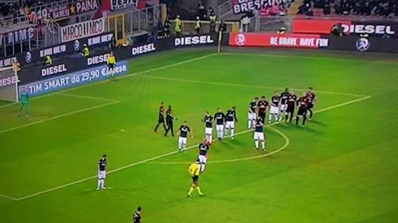 FOTO - Figuraccia nel derby di Milano: maglie quasi identiche, proteste sui social network