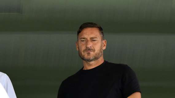 Totti show! Gol spettacolare da centrocampo a 48 anni