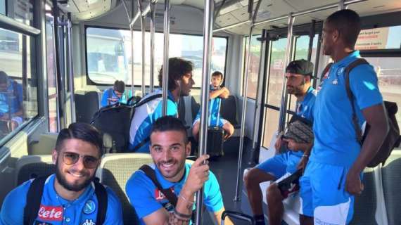 FOTO - Il Napoli è tornato in città, sorrisi tra i calciatori: "Azzurri a Napoli!"