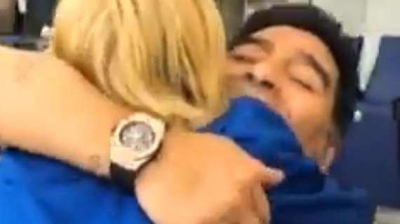 VIDEO - Immagini da brividi: Maradona realizza il sogno di un piccolo fan russo