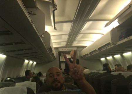 FOTO - Selfie in aereo, il magazziniere azzurro Starace sorride con un euforico Pepe Reina