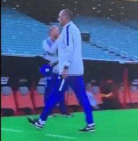VIDEO - Clamoroso Sarri, lascia l’allenamento furioso dopo una lite Luiz-Higuain