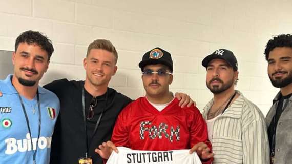 Mittelstädt strizza ancora l’occhio al Napoli: scatto con Geolier e maglia con dedica
