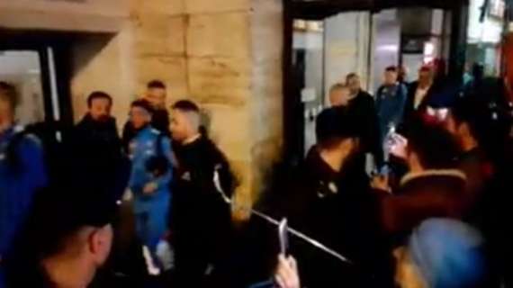 VIDEO – Napoli a Roma, Stazione Termini invasa dai tifosi azzurri: le immagini