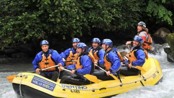 Cena di gruppo con pizza e domenica mattina di libertà con il rafting sul fiume