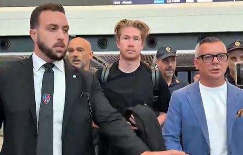 L'arrivo di De Bruyne a Fiumicino: le immagini del belga da Roma