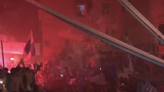 VIDEO - Delirio a Napoli: strade invase e fuochi d’artificio per festeggiare lo scudetto