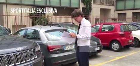 VIDEO - Higuain è della Juve: ecco il segretario bianconero in Lega per depositare il suo contratto