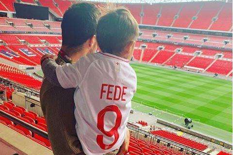 FOTO - Verdi sfrutta il tempo libero per raggiungere la famiglia a Londra: lo scatto da Wembley