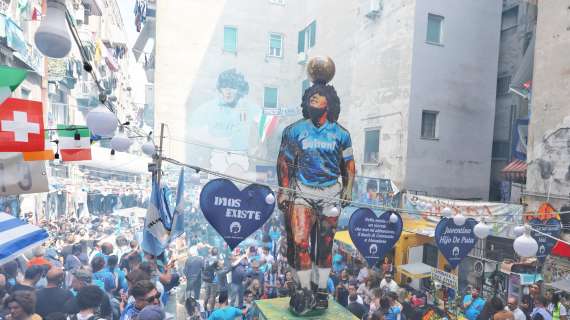 A Largo Maradona inaugurata statua di oltre 6 metri dedicata a Diego