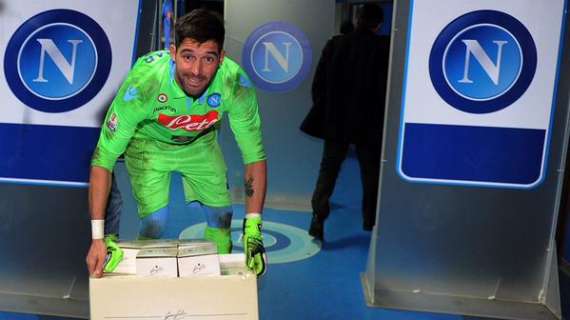 FOTO - Andujar offre Pasta Garofalo ai calciatori dell'Udinese dopo la vittoria