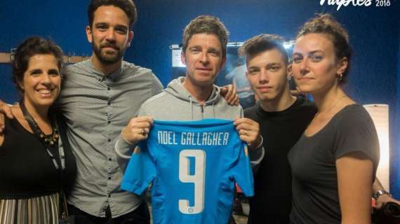 FOTO - Noel Gallagher in concerto a Napoli posa con la maglia azzurra: "Grazie per Jorginho!"