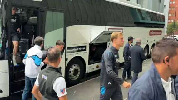 Napoli rientra in hotel dopo la rifintura: le immagini da Manchester