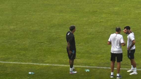 Si ferma Olivera: l'uruguaiano esce dalla partitella e consulta lo staff medico