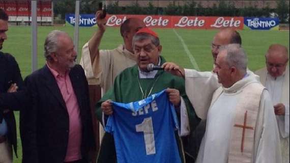 FOTO - Il cardinale Sepe con la maglia azzurra, per lui il numero 1