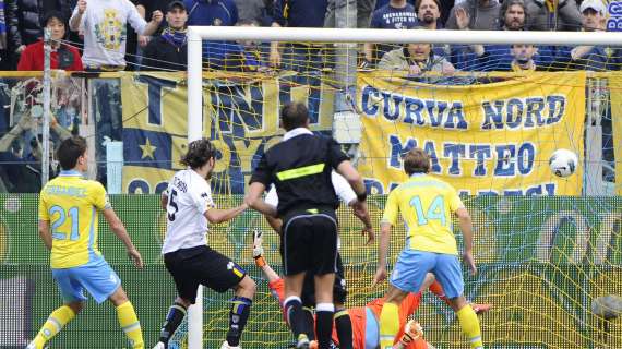 La moviola - Valeri, che caos! Rete di Lavezzi irregolare, rigore negato al Parma. C'è tocco di Musacci su Cavani
