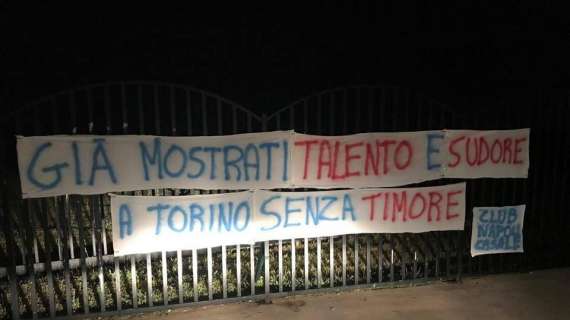 FOTO TN - Striscione a Castel Volturno: "Già mostrati talento e sudore, a Torino senza timore!"