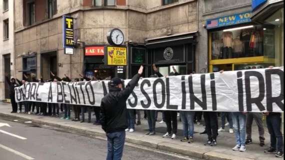 FOTO - Milan-Lazio: esposto striscione inneggiante a Mussolini dai tifosi biancocelesti