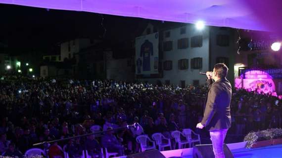 FOTO - Sal Da Vinci mattatore in piazza a Dimaro: bagno di folla per il cantante napoletano