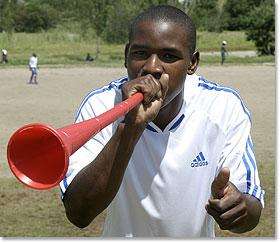 Curiosità: soffia troppo nella vuvuzela, si lacera la trachea