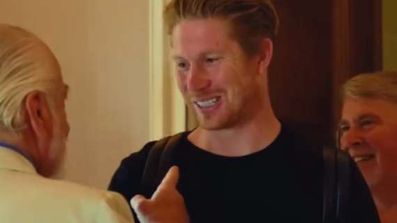 "Il re è qui", la Serie A celebra il primo allenamento di De Bruyne a Castel Volturno