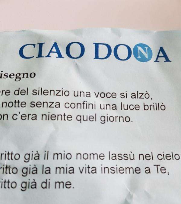 FOTO - Ciao Dona. L'ultimo saluto alla Maestra super tifosa, un abbraccio commosso e tinto d'azzurro