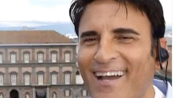 Sal Da Vinci canta la sua hit ma la modifica per l'occasione: "Scudetto e Caffè"