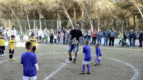 FOTO - Hamsik inaugura campo che ha regalato ai bimbi di Castel Volturno: "A Napoli per scelta, quando scelgo lo faccio col cuore"