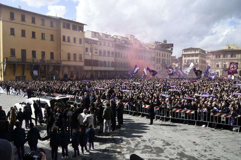 Funerali Astori, da Firenze: "Partecipazione incredibile, il silenzio ha aumentato il dolore"
