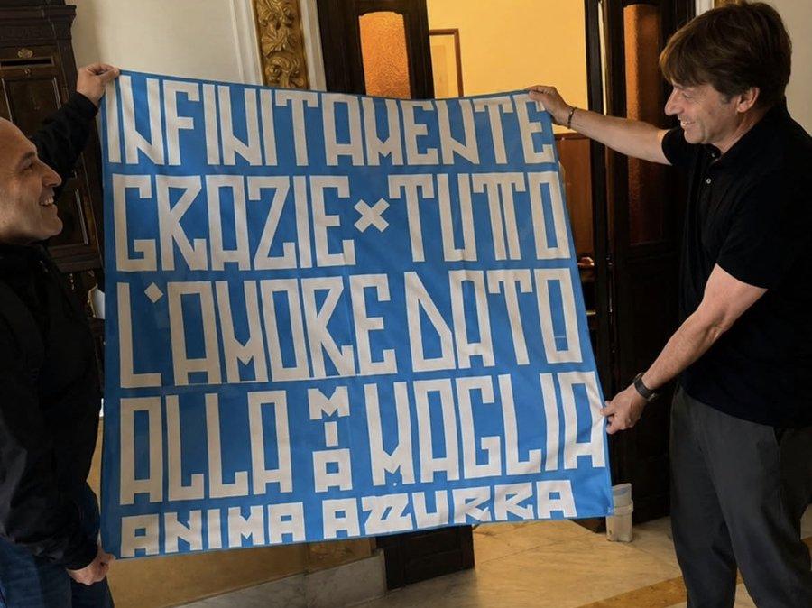 “Infinitamente grazie per tutto l'amore dato alla mia maglia”, i tifosi salutano Conte con uno striscione