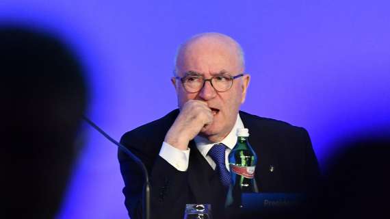 Tavecchio: “Se la nuova serie A parte il 12 o il 19 settembre non c'è bisogno di ricorrere ai playoff e ai playout"