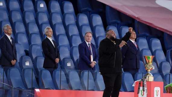 Sergio Sylvestre sbaglia l'inno e si scusa: "Lo stadio così vuoto mi ha fatto bloccare..."