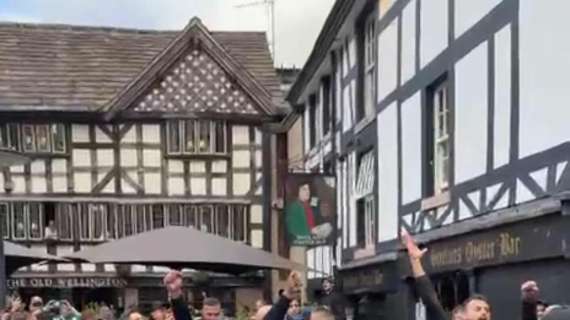 Atmosfera rovente a Manchester: quanti tifosi azzurri con cori e sciarpe!