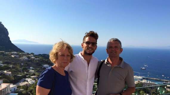 FOTO - Mertens a Capri con i genitori: "Mi godo momenti in famiglia dopo la vittoria"