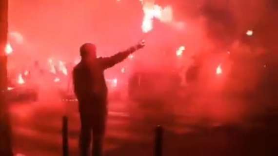 VIDEO - Gli ultras di PSG e Napoli sfilano insieme a Parigi: storica amicizia, cori contro Marsiglia e Roma